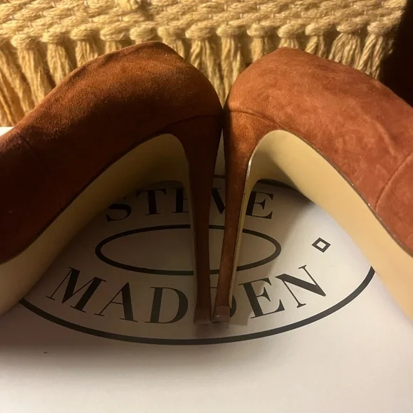 Steve Madden
Daisie Chestnut Sue
Size 9
Like new - Picture 2 of 9